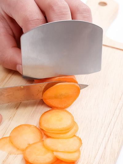 Protège-doigts en acier inoxydable – L’allié sécurité pour vos découpes en cuisine 🍅🔪